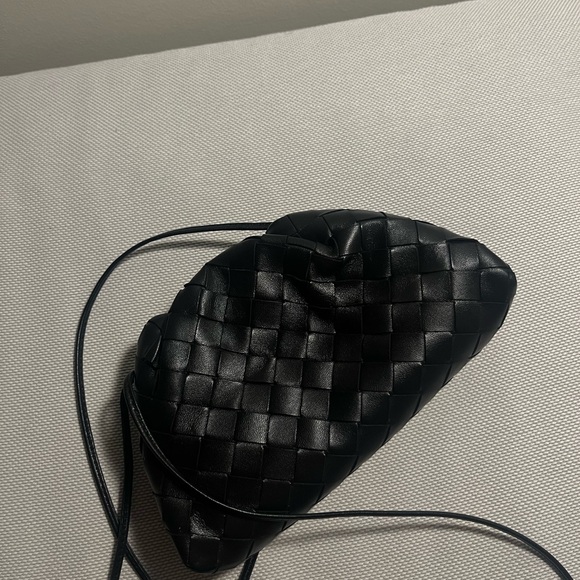 Bottega Veneta Intrecciato-woven mini pouch in black - Picture 7 of 8